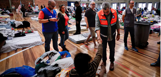 Voluntários ajudam resgatados em abrigo