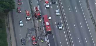 Uma pessoa morreu e outras ficaram feridas em um acidente entre ônibus e caminhão na Rodovia Fernão Dias, em São Paulo.