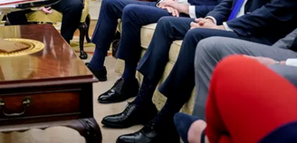 Trump tem presenteado aliados com sapatos gigantes, e eles o usam mesmo assim