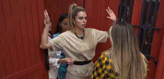 Ana Bruna Ávila tentou entrar no quarto com uma jarra de água para molhar a cama de Catherine Boscoy