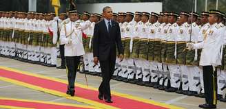 <p>Presidente dos EUA, Barack Obama, é recebido por uma guarda de honra durante uma cerimônia de boas-vindas na Parliament Square, em Kuala Lumpur, neste sábado, 26 de abril</p>