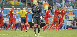 Goleiro americano lamenta o gol sofrido na prorrogação enquanto a seleção belga comemora. A equipe da Europa fez 2 a 1 nos Estados Unidos na prorrogação e garantiu a vaga nas quartas de final.