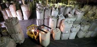 Trabalhador transporta sacas de 1 tonelada de café para exportação em armazém em Santos, no Brasil
10/12/2015
REUTERS/Paulo Whitaker