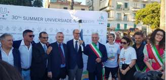Autoridades, políticos e ex-esportistas receberam a Tocha da Universíade na cidade de Salerno (Divulgação)