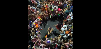 Mulher é cercada por integrantes do bloco 'As Muquiranas'