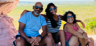 Pai de brasileira morta após cair em vulcão na Indonésia presta homenagem: 'Pedaço tirado de mim'