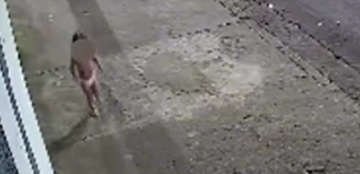 Mãe é presa após deixar filha de 3 anos para ir a baile funk e criança ser vista sozinha na rua