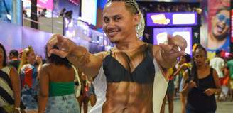Silvero Pereira aposta em fantasia ousada e se diverte em meio a foliões no carnaval de Salvador