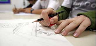 Aluno usa a borracha durante aula do ensino médio