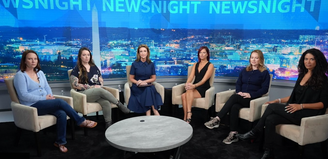Cinco sobreviventes de Epstein sentadas com Victoria Derbyshire no estúdio do programa BBC Newsnight. Da esquerda para a direita: Jena-Lisa Jones, Wendy Pesante, Victoria Derbyshire, Joanna Harrison, Chauntae Davies e Lisa Phillips