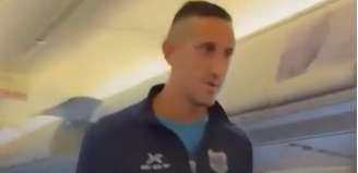 Emiliano Endrizzi faz brincadeira de mal gosto em avião –
