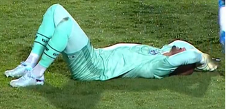 Weverton caiu no gramado antes da bola rolar