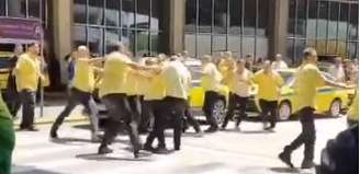 Taxistas trocam agressões no Aeroporto do Galeão.