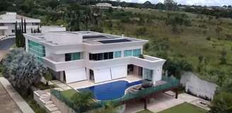 Reprodução de vídeo da imobiliária mostra a mansão de cerca de R$ 6 milhões comprada pelo senador Flávio Bolsonaro em Brasília. 