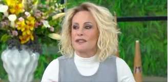 Ana Maria no momento em que tirou os olhos da câmera para chamar a atenção de dois técnicos no estúdio