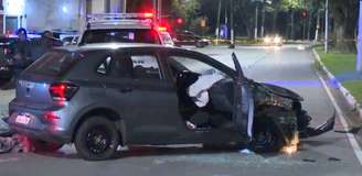 Carro furtado bateu durante perseguição policial no Morumbi, na Zona Sul de São Paulo