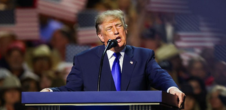 Trump diz aos apoiadores que o voto deles decidirá se o país "tropeçará" ou "seguirá em frente"