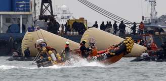 Equipes de resgate seguem procurando por sobreviventes do naufrágio