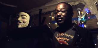 Ator Hannibal Buress apresenta a chamada do prêmio Webby Awards