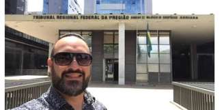 Rubens de Oliveira publicou foto nas redes sociais em frente ao TRF-1, em Brasília, onde seu grupo apresenta ações para reivindicar royalties de petróleo a cidades sem produção. A imagem já foi apagada.