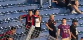 Torcedor do Cerro Porteño imita macaco para a torcida do Palmeiras no Paraguai