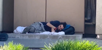 Ex-ator Tylor Chase dormindo na rua em Riverside, na Califórnia, nos Estados Unidos