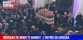 O caixão de vime com o corpo de Brigitte Bardot no cortejo até o altar da igreja