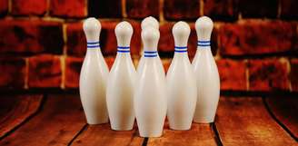 O boliche é um esporte simples e acessível, em que o objetivo é derrubar dez pinos com uma bola. Popular entre diferentes idades, combina diversão, competição e momentos de lazer.