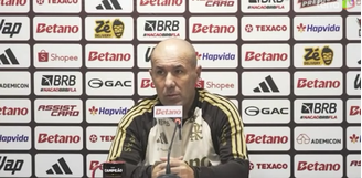 Leonardo Jardim detona gramado sintético do Athletico-PR após empate do Flamengo: 'Carpete'