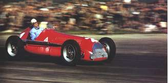 Giuseppe Farina e o maravilhoso Alfetta 158 na primeira corrida da Fórmula 1.