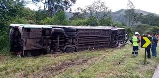 Após ser atingido na traseira, ônibus saiu da pista e tombou na rodovia Régis Bittencourt em Cajati, no Vale do Ribeira