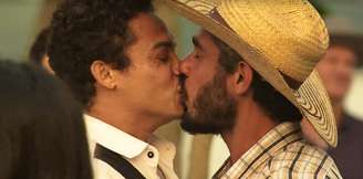 Zaquieu (Silvero Pereira) e Zoinho (Thommy Schiavo) tiveram final feliz na novela