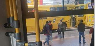 Mulher morre após correr para pegar ônibus, tropeçar e ser atropelada em terminal