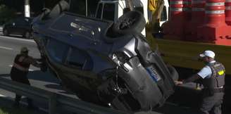 Carro capotou na Marginal Tietê