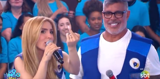 Manu Bahtidão mostrando o dedo para Narcisa no Domingo Legal