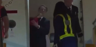 Macron é empurrado por primeira-dama