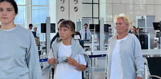 Greta Thunberg e outros 170 ativistas de flotilha são deportados de Israel; brasileiros ficam de fora