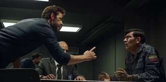 Jack Ryan (John Kracinski) confronta personagem venezuelano em cena da 2.ª temporada da série