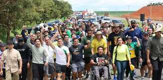 O deputado Nikolas Ferreira lidera caminhada em direção à Brasília
