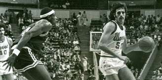 O pivô Marquinhos Abdalla (direita) foi o primeiro brasileiro draftado pela NBA