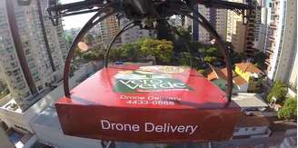 Um drone de aproximadamente 500 gramas decolou do restaurante com uma pizza pepperoni para entregar em um apartamento bem próximo