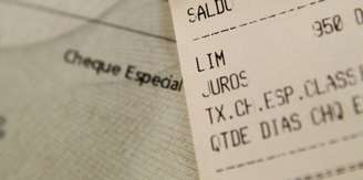 Imagem mostra extrato com cheque especial. 