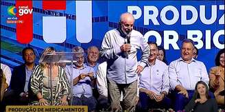 Luciano Bivar, ao fundo, na altura do cotovelo de Lula, durante evento em Pernambuco