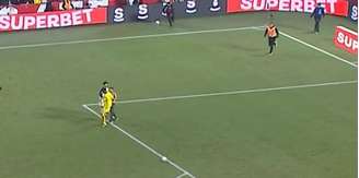 Hugo Souza, com uniforme amarelo, é agredido por torcedor