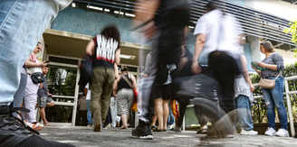 Participantes do Enem dos Concursos chegam para prova