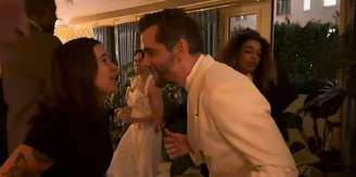 O ator aparece sambando ao lado da esposa, Sandra Delgado