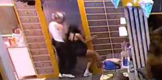 Jordana e Juliano trocam acusações de empurrões no 'BBB 26'.