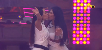 Jordana e Marciele, que já tinham dado um selinho em março, se beijam durante festa