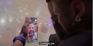 Neymar chora ao falar com pai por vídeo chamada