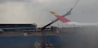 Avião bate no caminhão